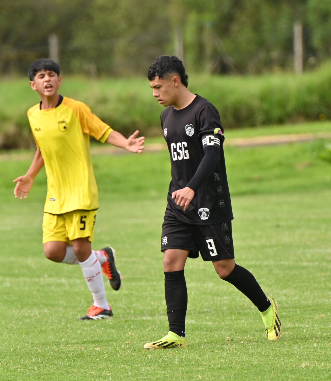 Simón Sanabria conduciendo el balón en partido