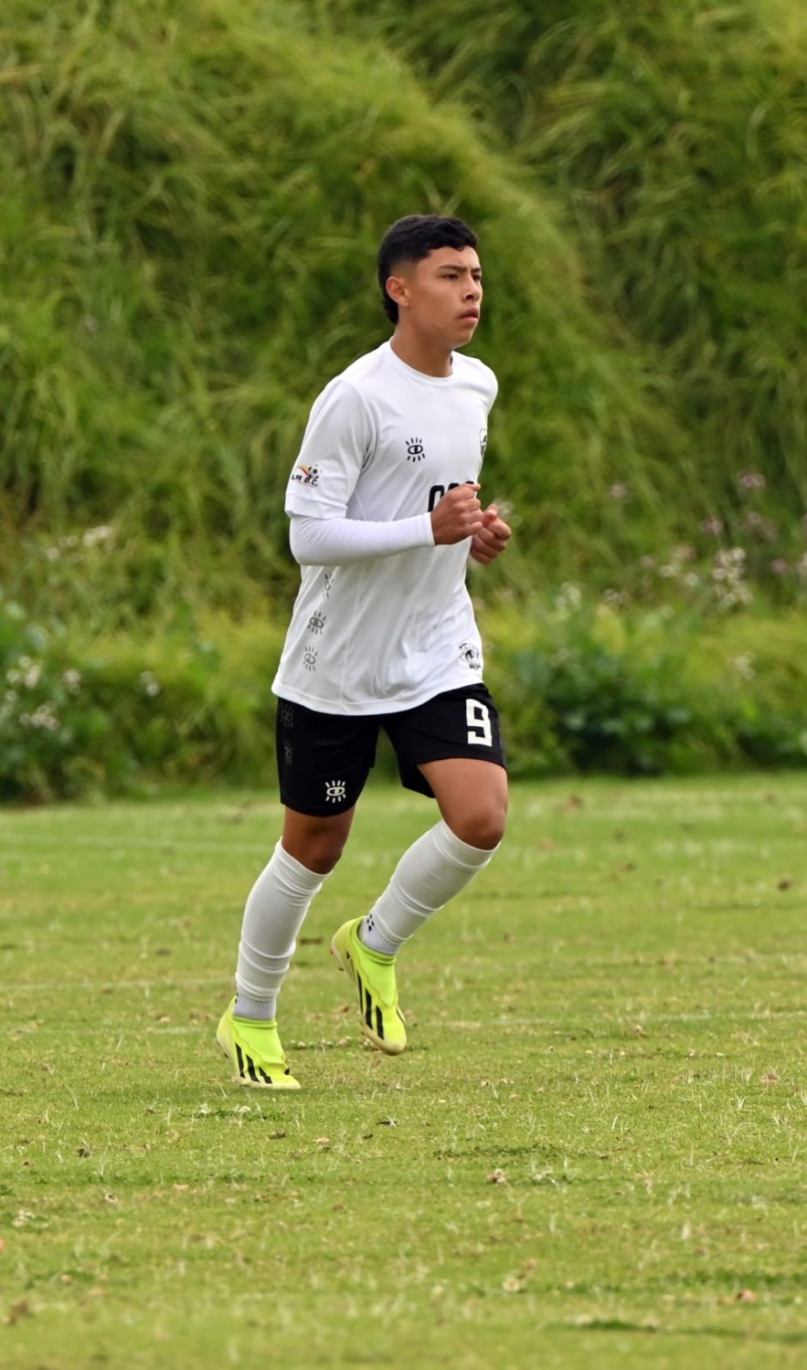 Simón Sanabria futbolista en acción