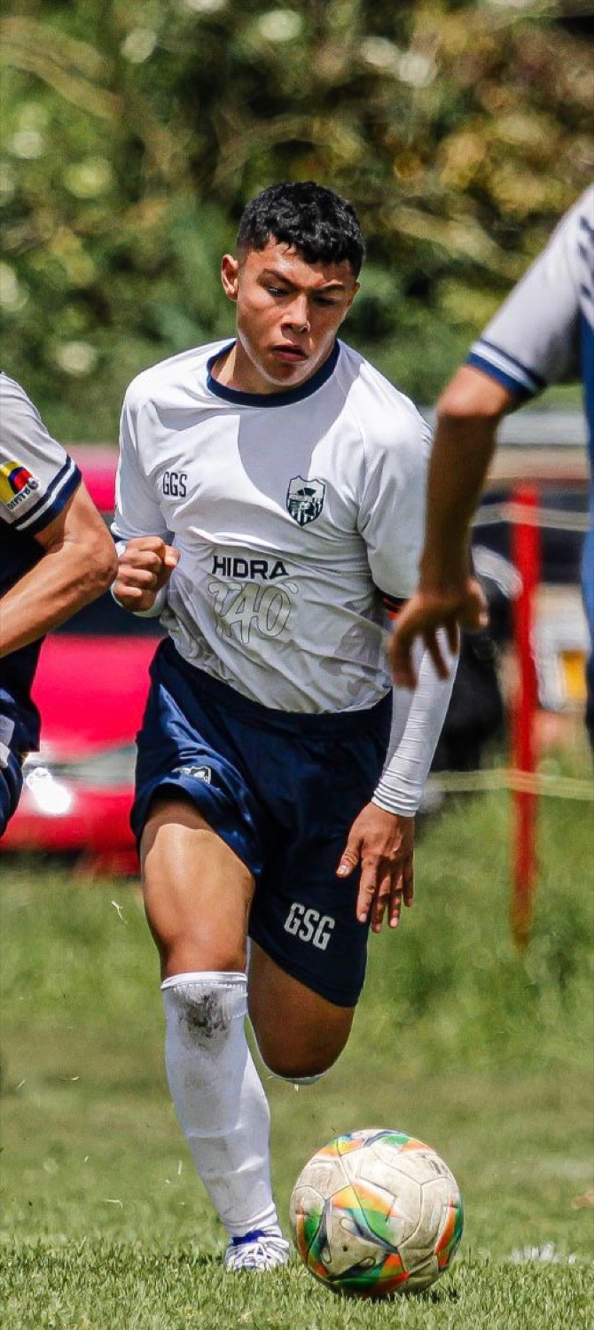 Simón Sanabria conduciendo el balón
