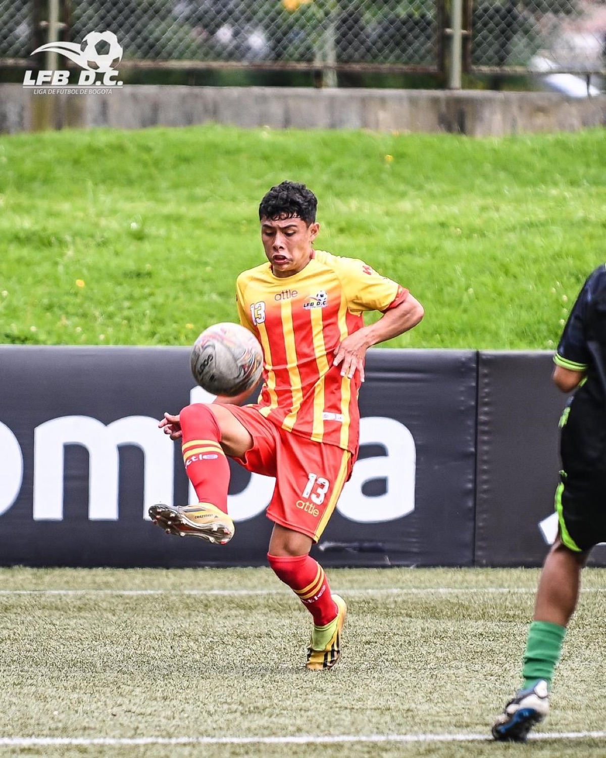 Simón Sanabria rematando en la Liga de Fútbol de Bogotá