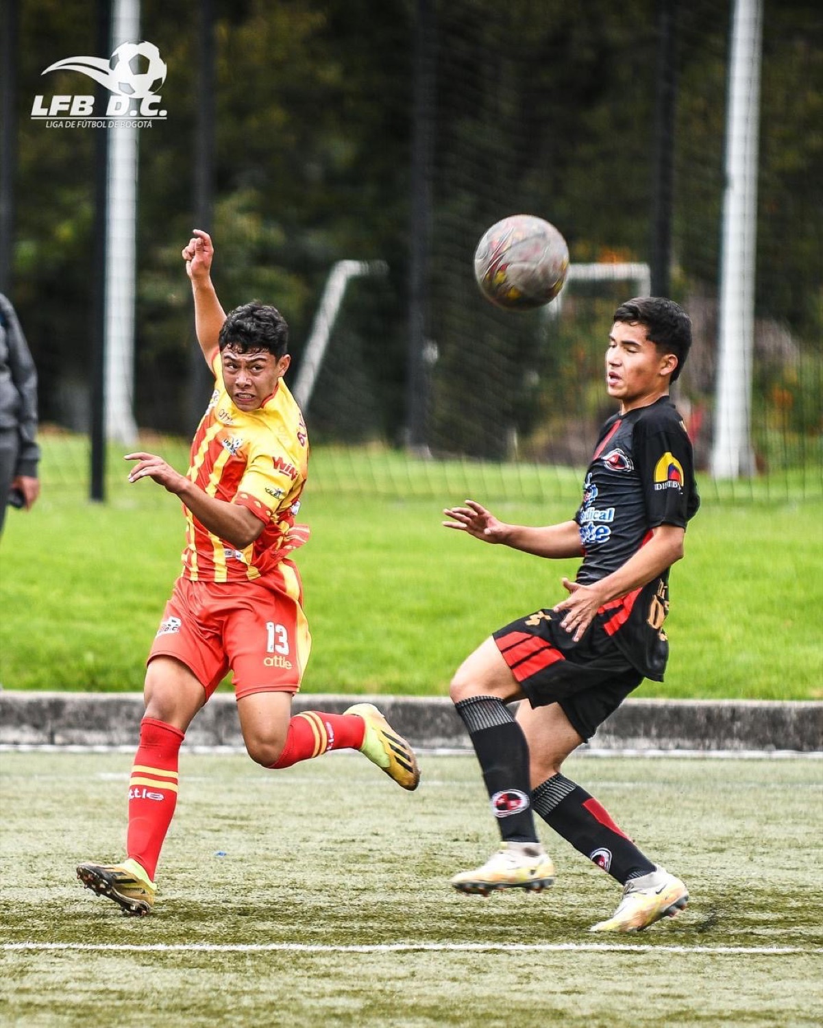 Simón Sanabria golpeando el balón, Liga de Fútbol de Bogotá