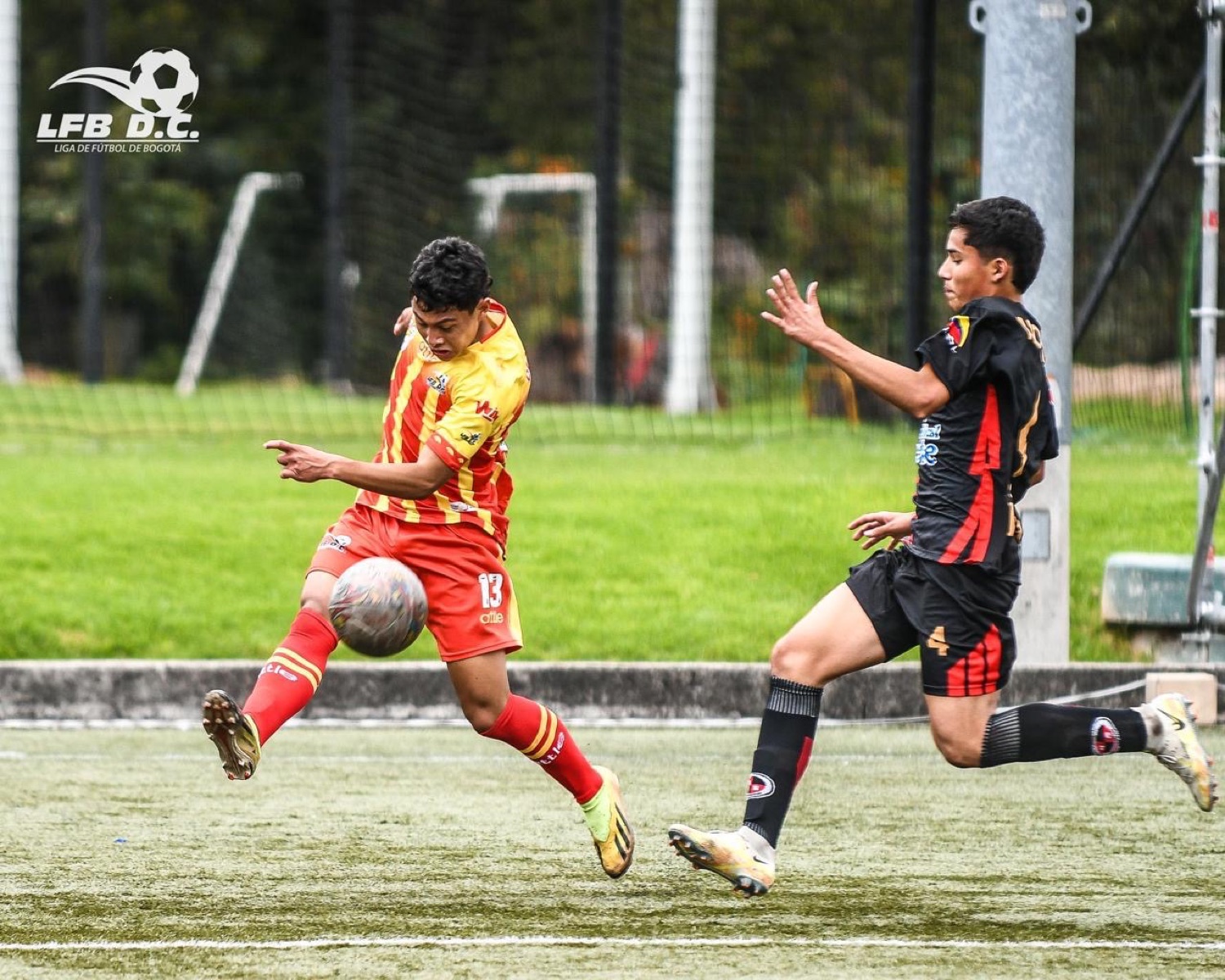 Simón Sanabria disputando el balón con un rival