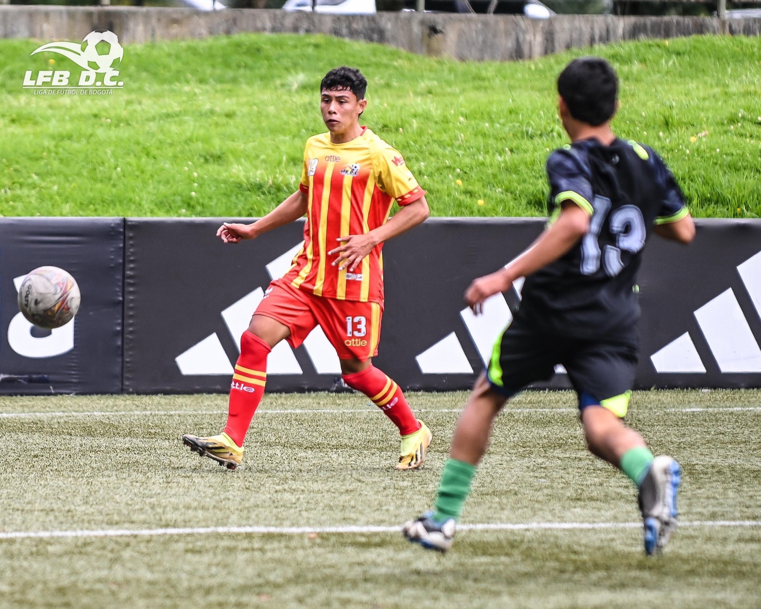Simón Sanabria corriendo con el balón, Liga de Bogotá
