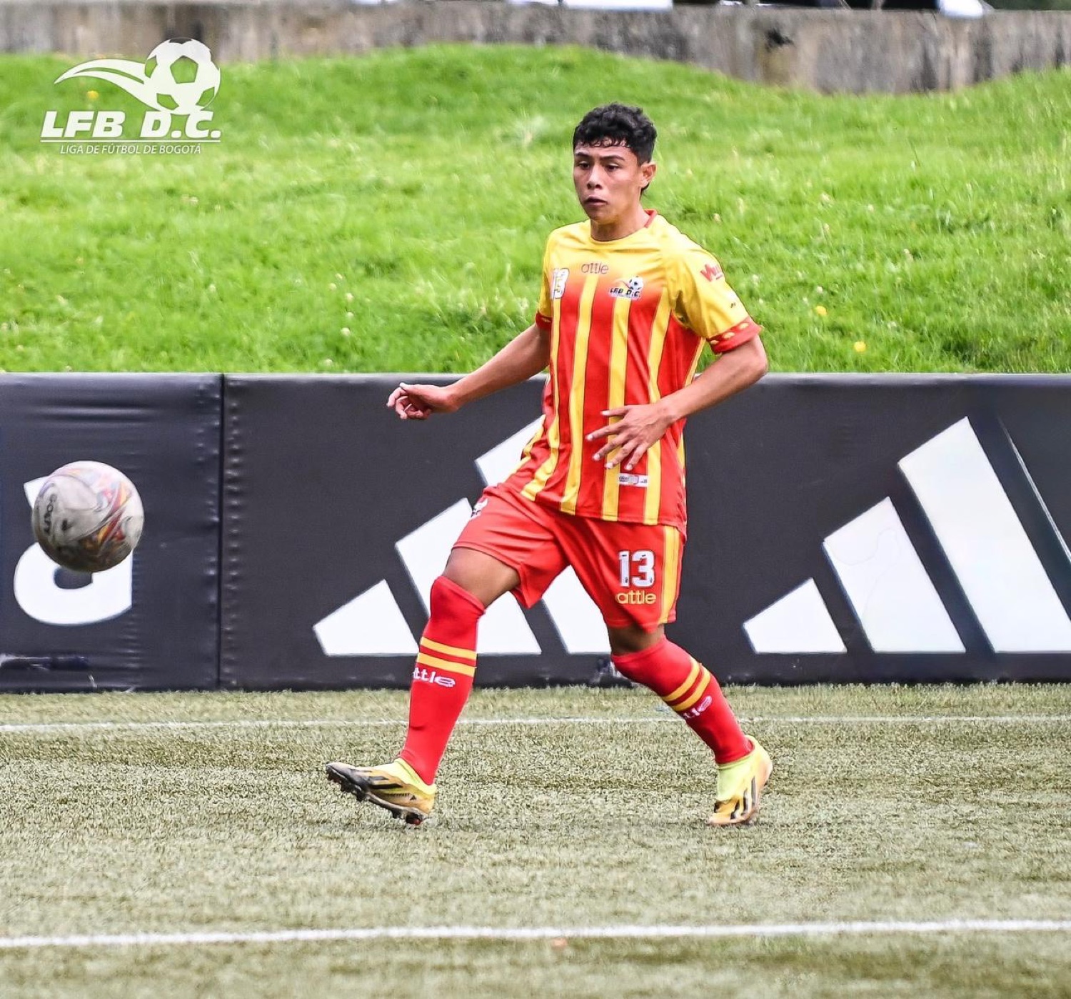 Simón Sanabria en jugada de ataque