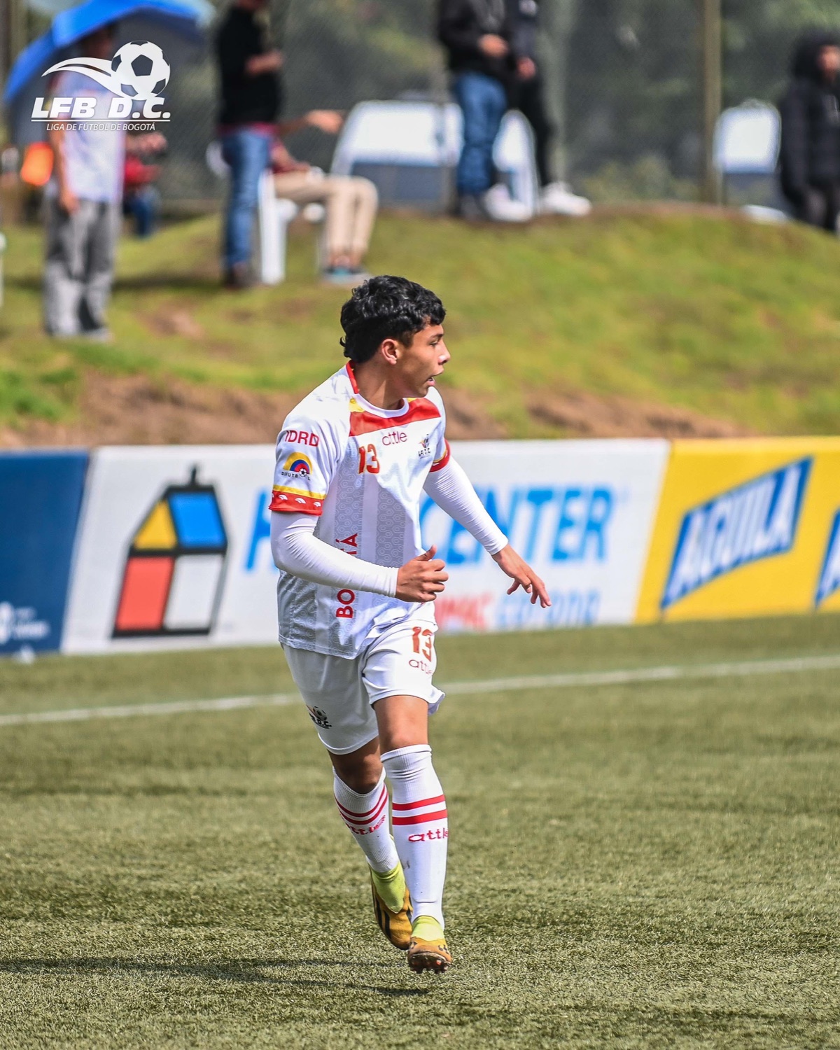 Simón Sanabria en acción con Municipal FC