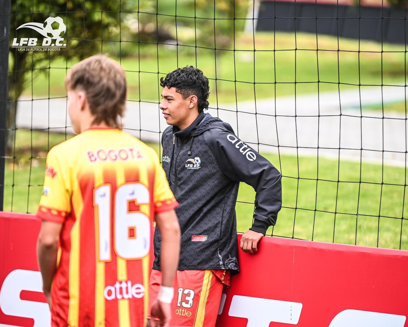 Simón Sanabria con la camiseta 16 de la Selección Bogotá cerca del arco