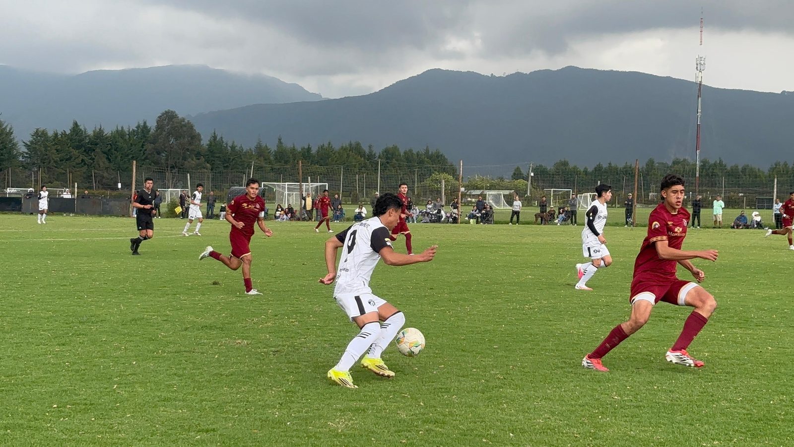 Simón Sanabria con el balón en Bogotá, octubre 2026