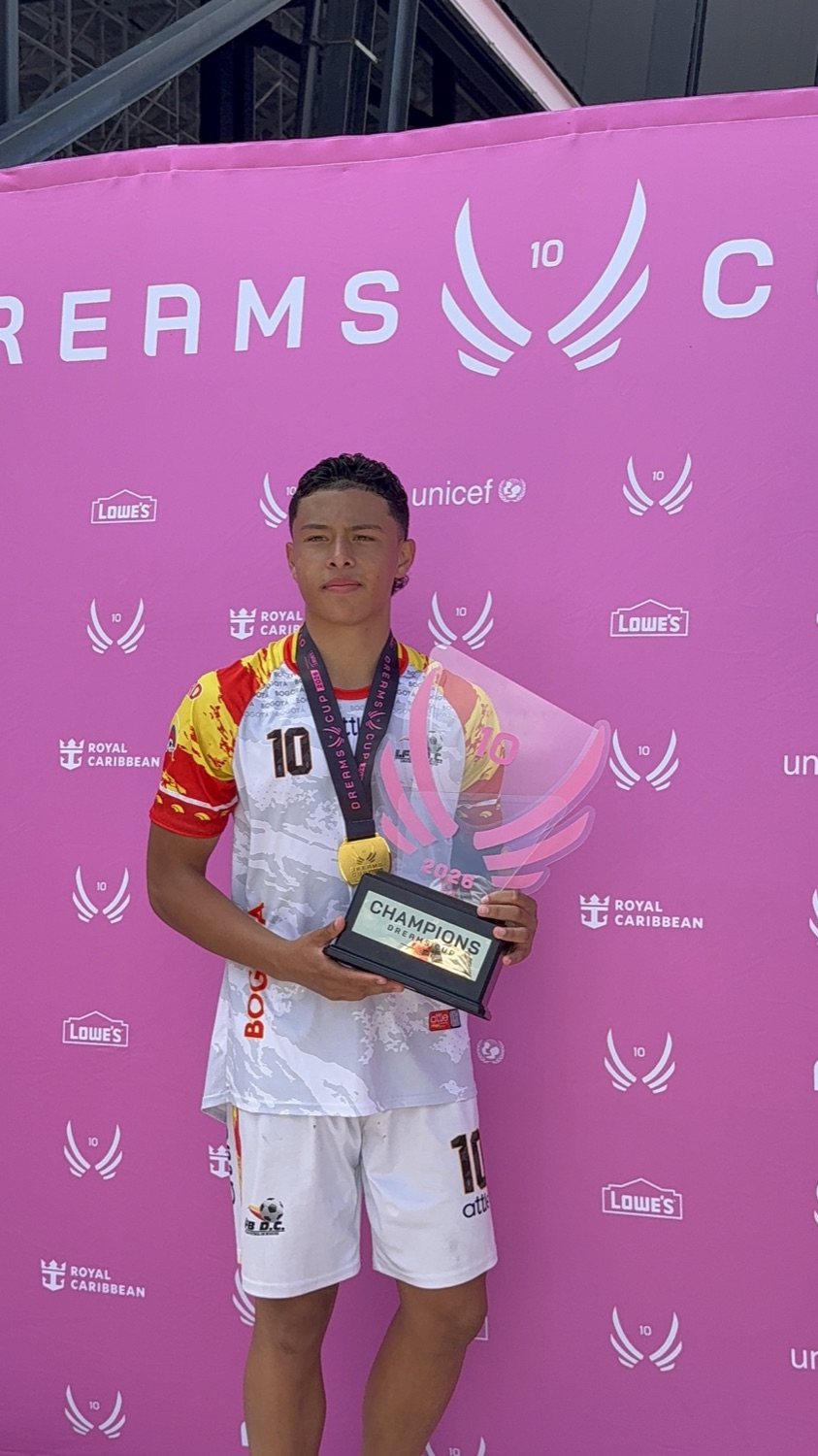 Simón Sanabria campeón de la Dreams Cup de Inter Miami con el trofeo y el dorsal 10