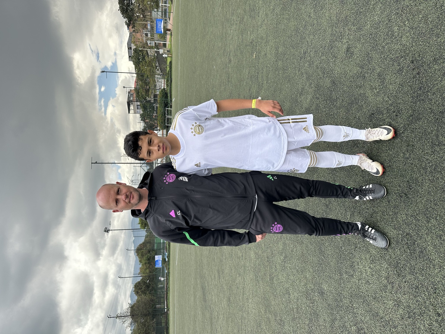 Simón Sanabria con el entrenador del FC Bayern München