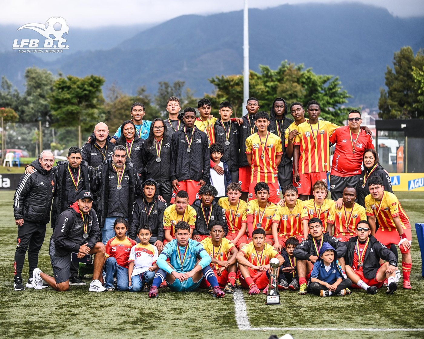 Simón Sanabria con su equipo en la Liga de Fútbol de Bogotá