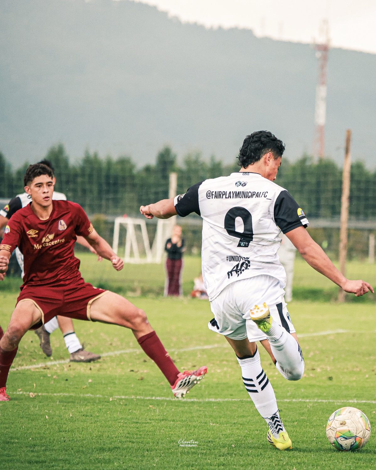 Simón Sanabria, número 9 de Fair Play Municipal FC, rematando en partido