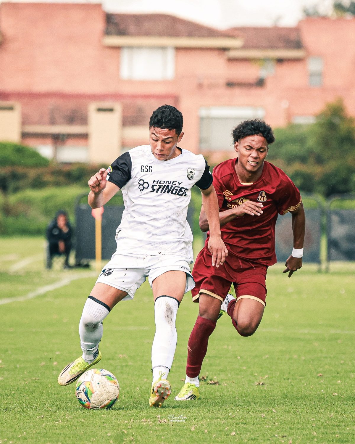 Simón Sanabria, número 9 de Fair Play Municipal FC, conduciendo el balón frente a un rival