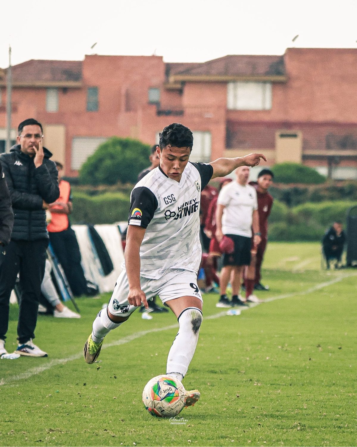 Simón Sanabria con el dorsal 9 controlando el balón en partido