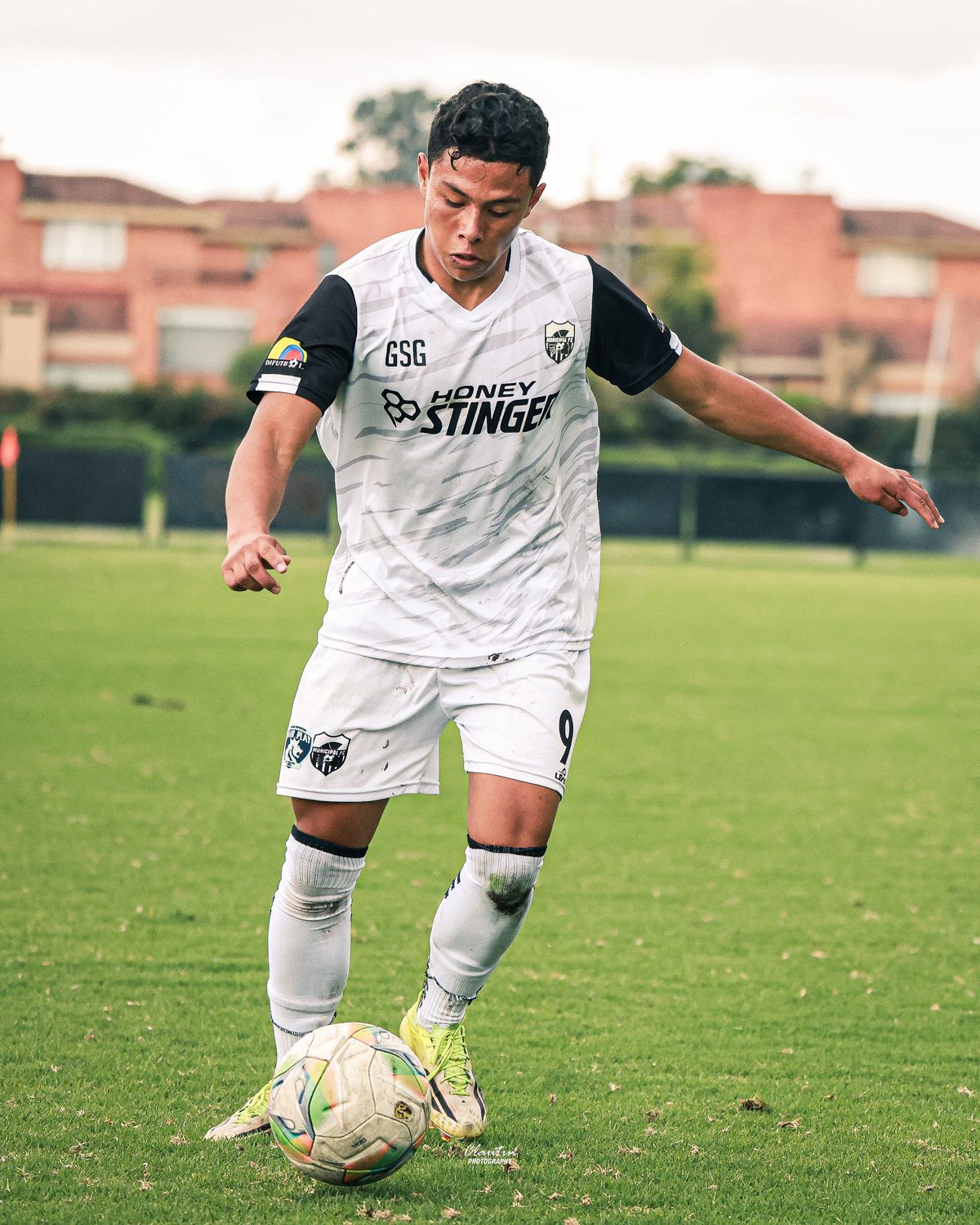 Simón Sanabria, número 9 de Fair Play Municipal FC, conduciendo el balón en carrera