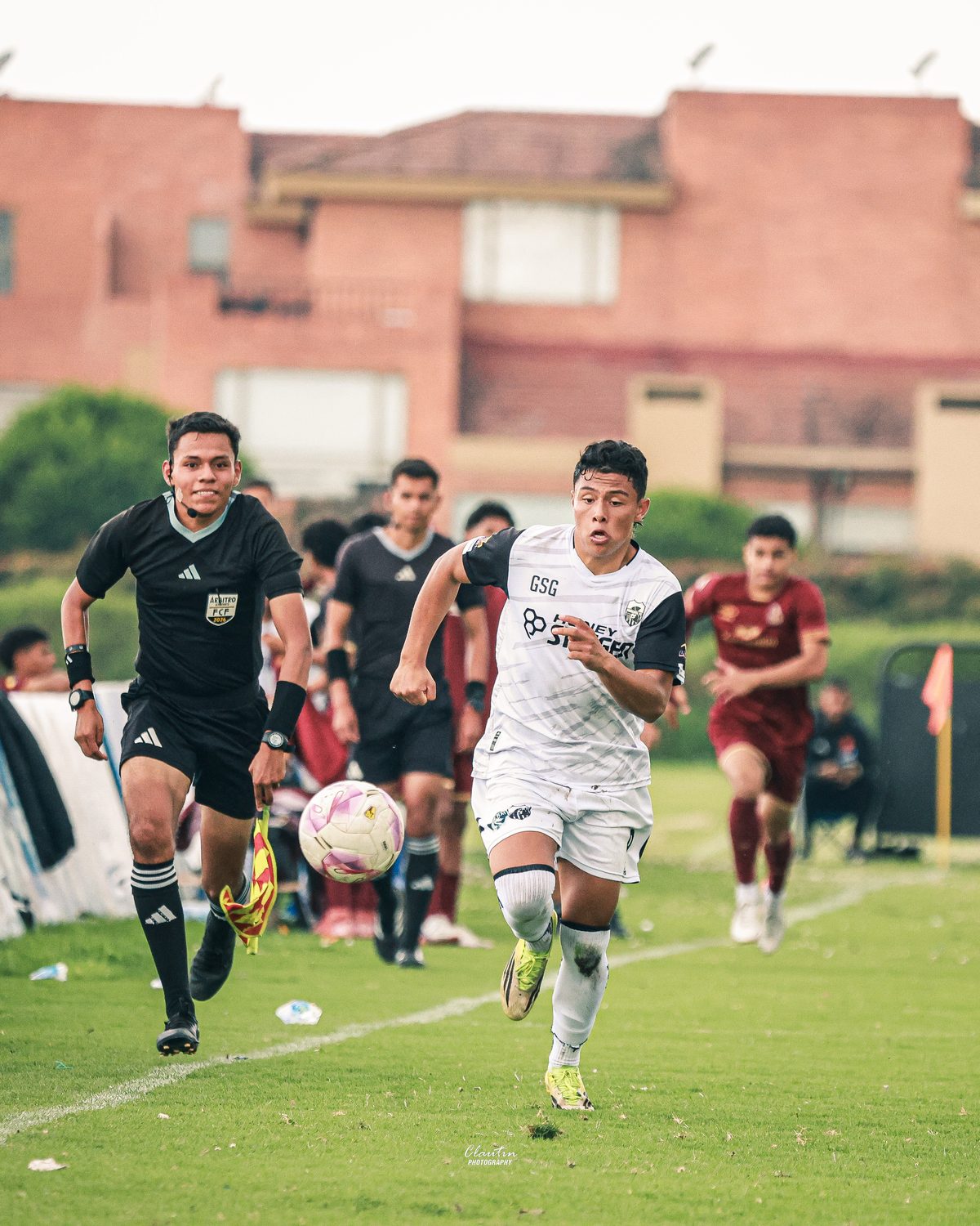 Simón Sanabria, número 9 de Fair Play Municipal FC, corriendo durante el partido