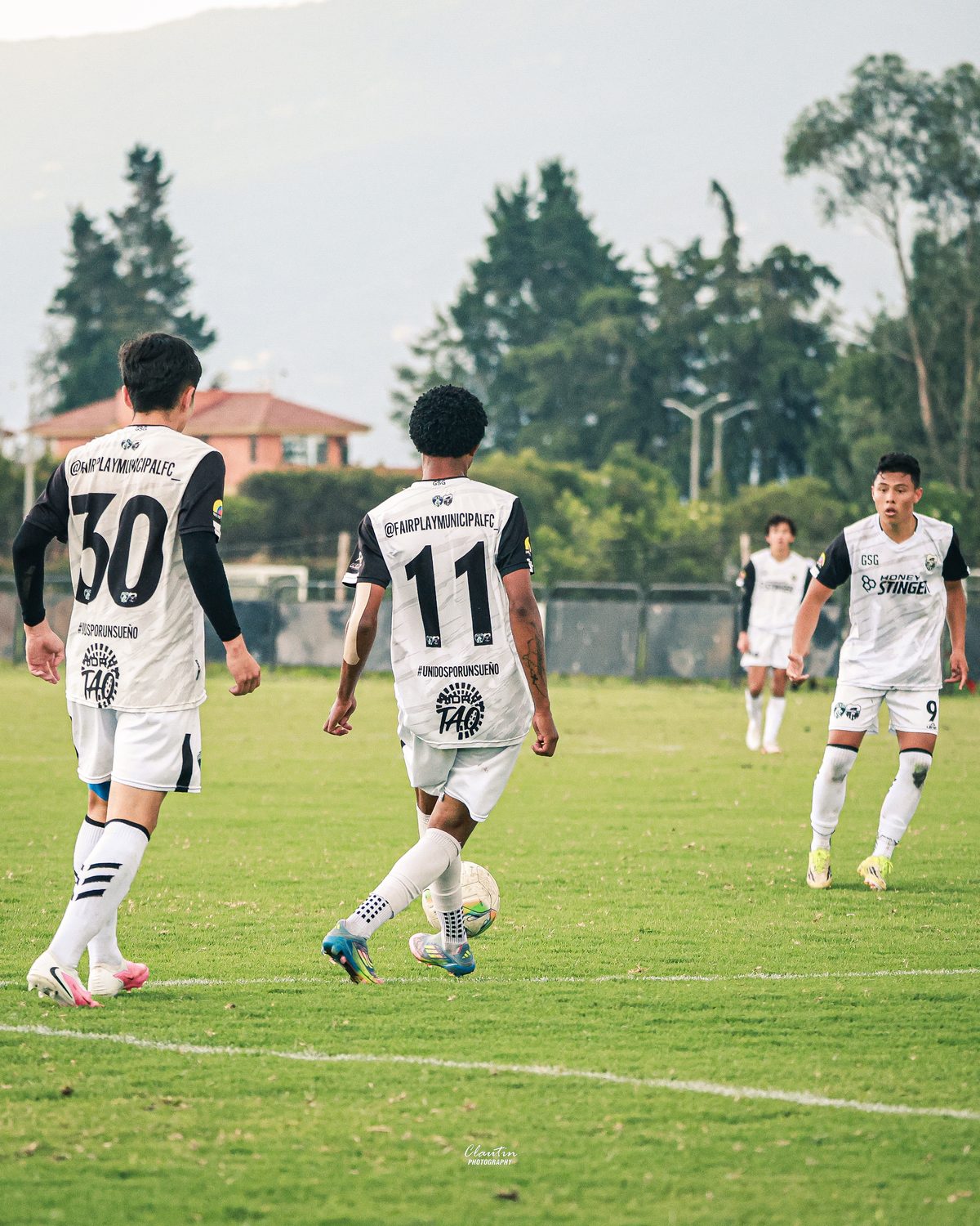 Simón Sanabria, número 9 de Fair Play Municipal FC, en acción durante partido