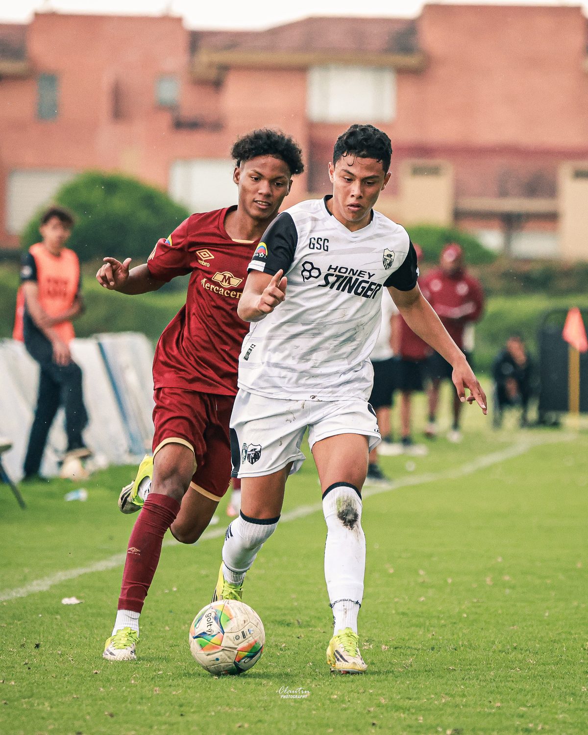Simón Sanabria, número 9 de Fair Play Municipal FC, driblando a un rival