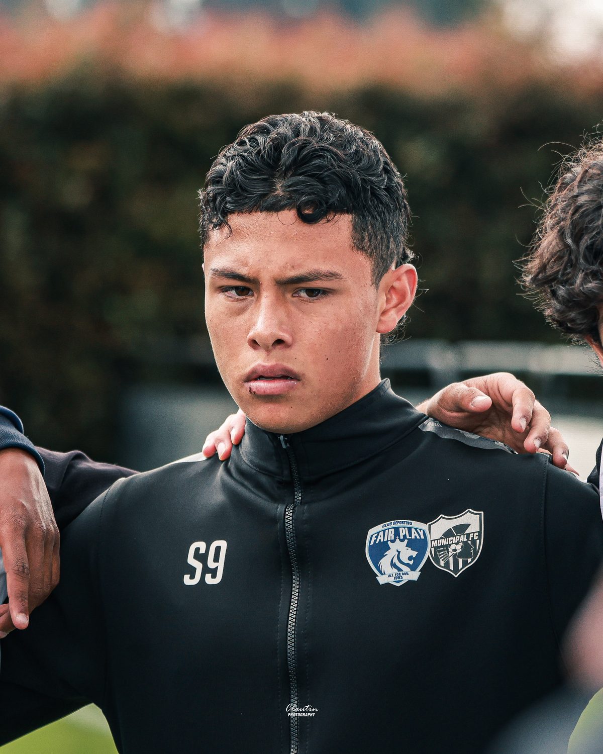 Retrato de Simón Sanabria con la chaqueta de Fair Play Municipal FC