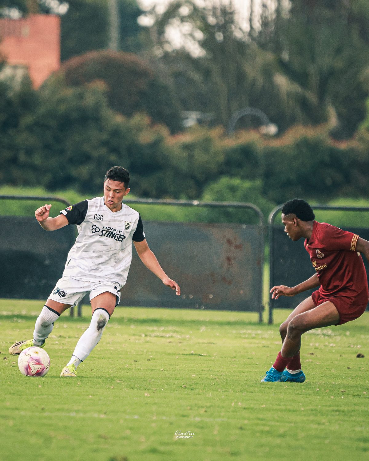 Simón Sanabria, número 9 de Fair Play Municipal FC, rematando ante un rival