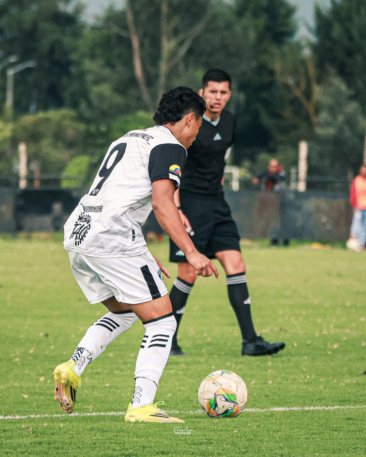 Simón Sanabria, número 9 de Fair Play Municipal FC, golpeando el balón en partido