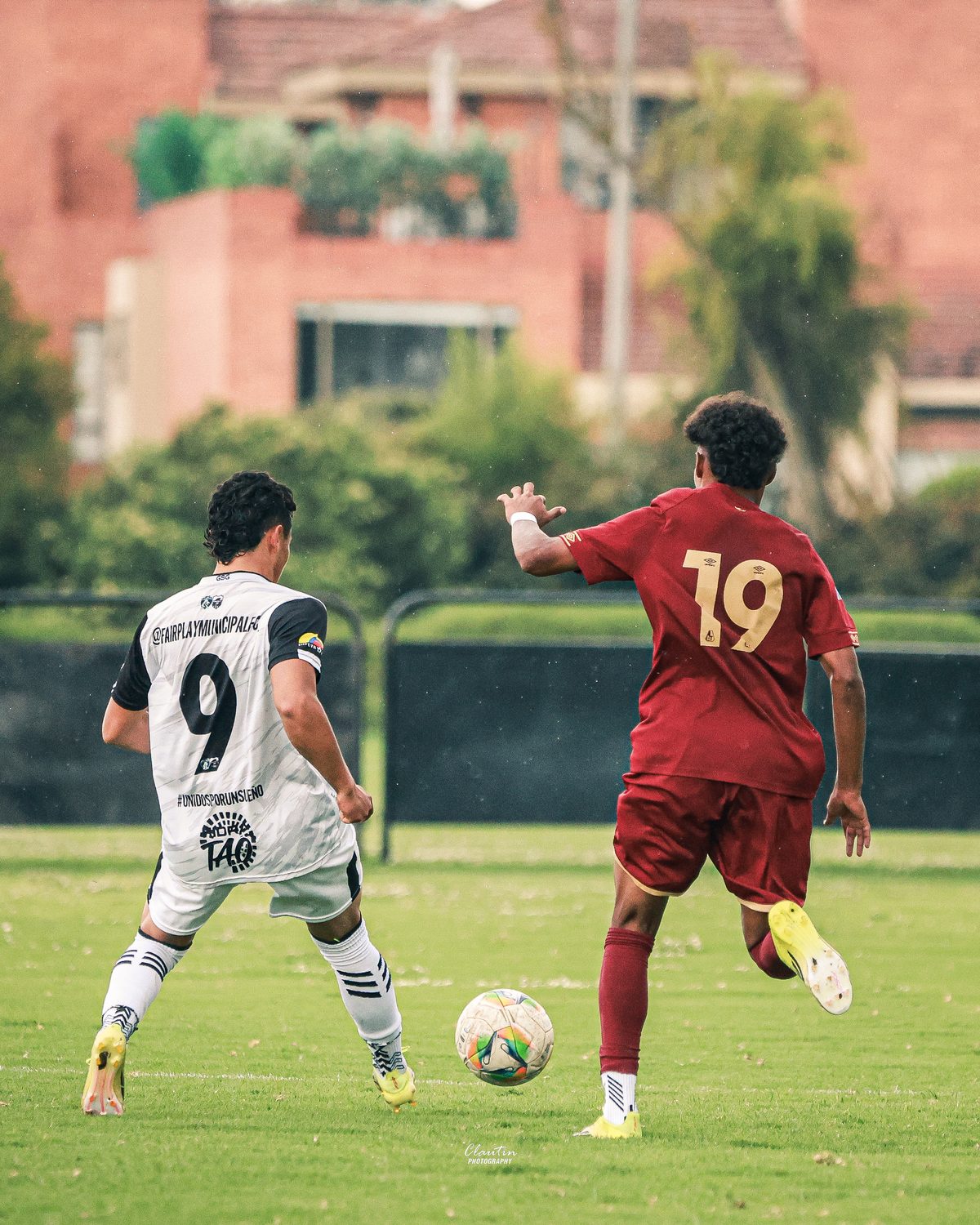 Simón Sanabria, número 9 de Fair Play Municipal FC, controlando el balón en partido