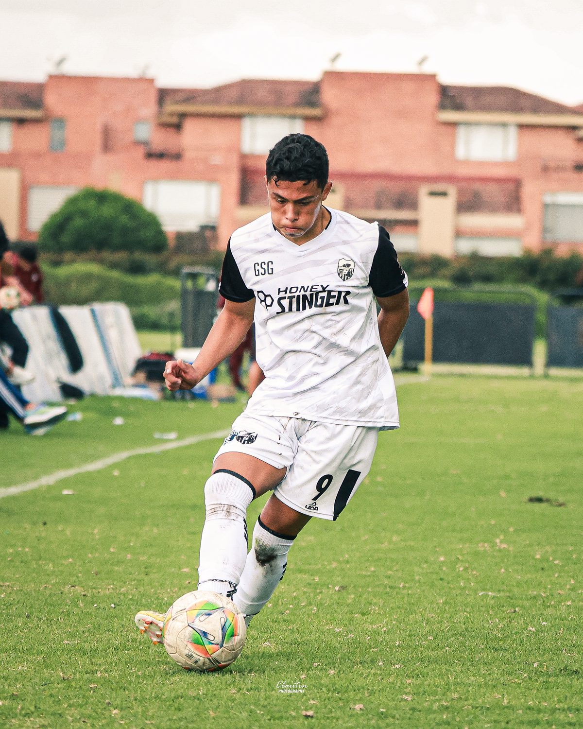 Simón Sanabria, número 9 de Fair Play Municipal FC, rematando al arco