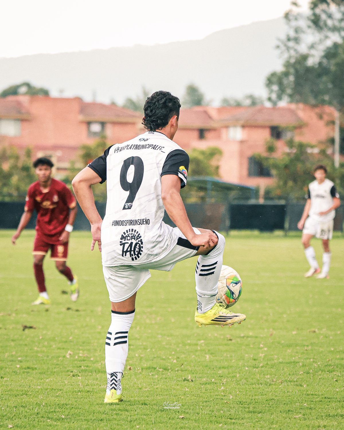Simón Sanabria, número 9 de Fair Play Municipal FC, de espaldas rematando en partido