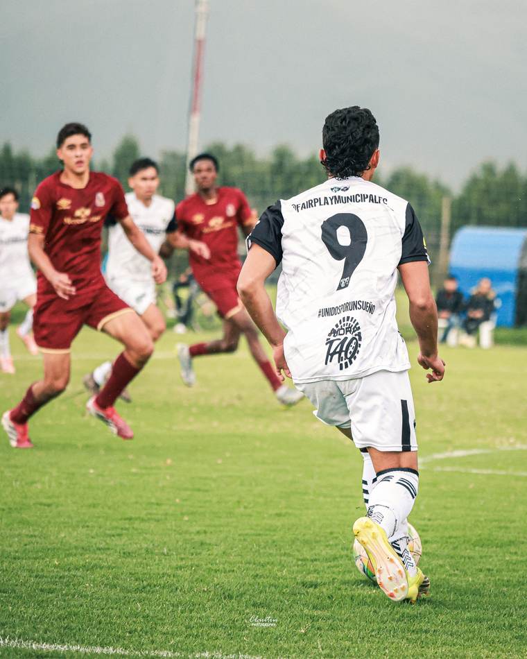 Simón Sanabria, número 9 de Fair Play Municipal FC, conduciendo el balón en partido