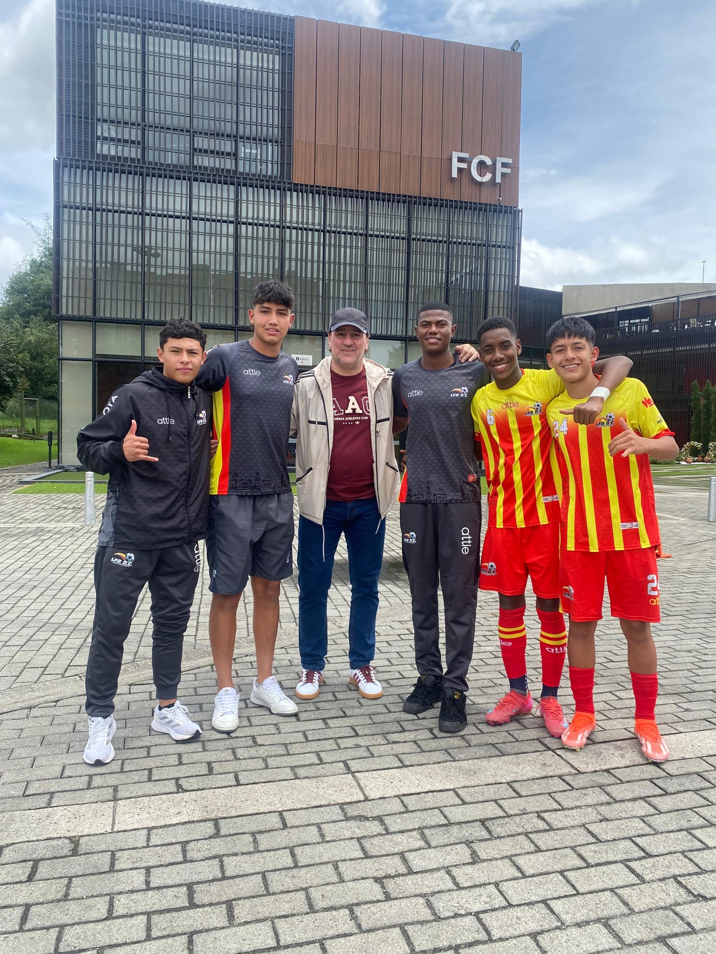 Simón Sanabria con compañeros en la sede de la Federación Colombiana de Fútbol