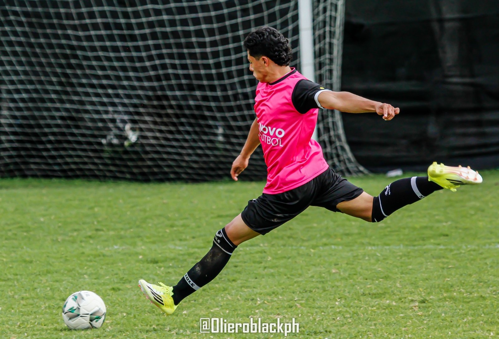 Simón Sanabria rematando el balón en acción