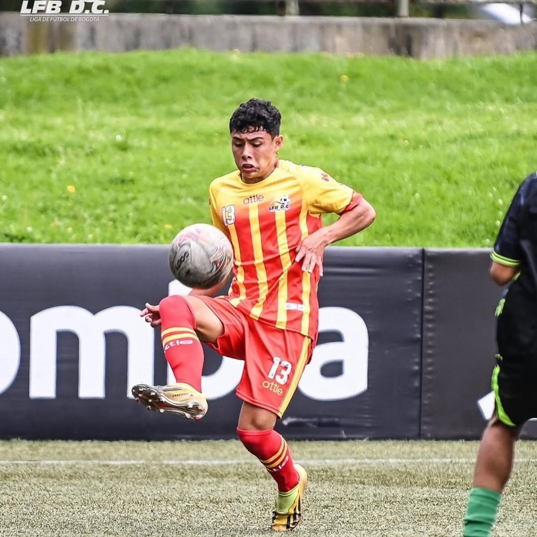 Simón Sanabria controlando el balón con el dorsal 13 en la Liga de Fútbol de Bogotá