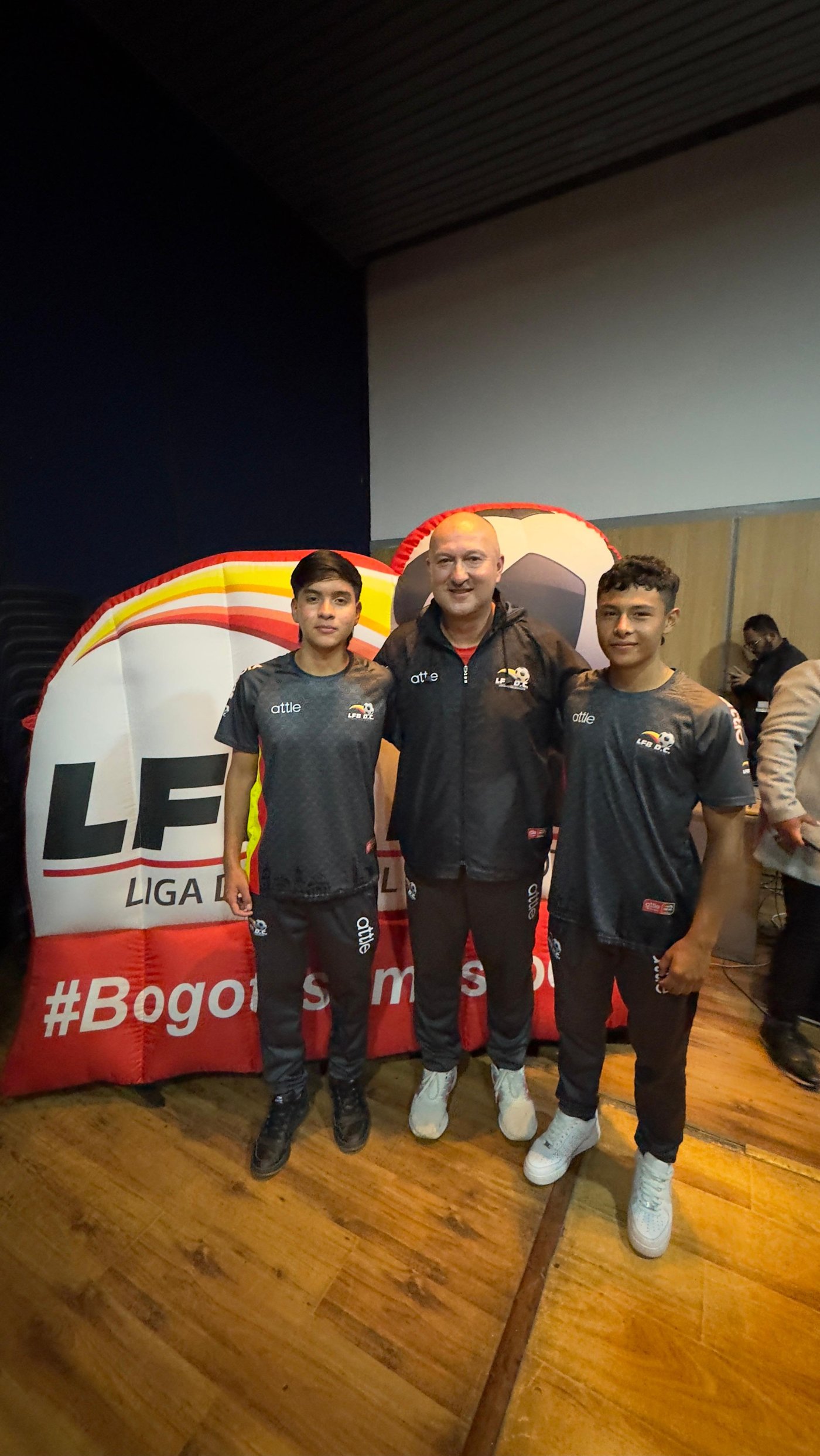 Simón Sanabria en el podio de premiación de la Liga de Fútbol de Bogotá