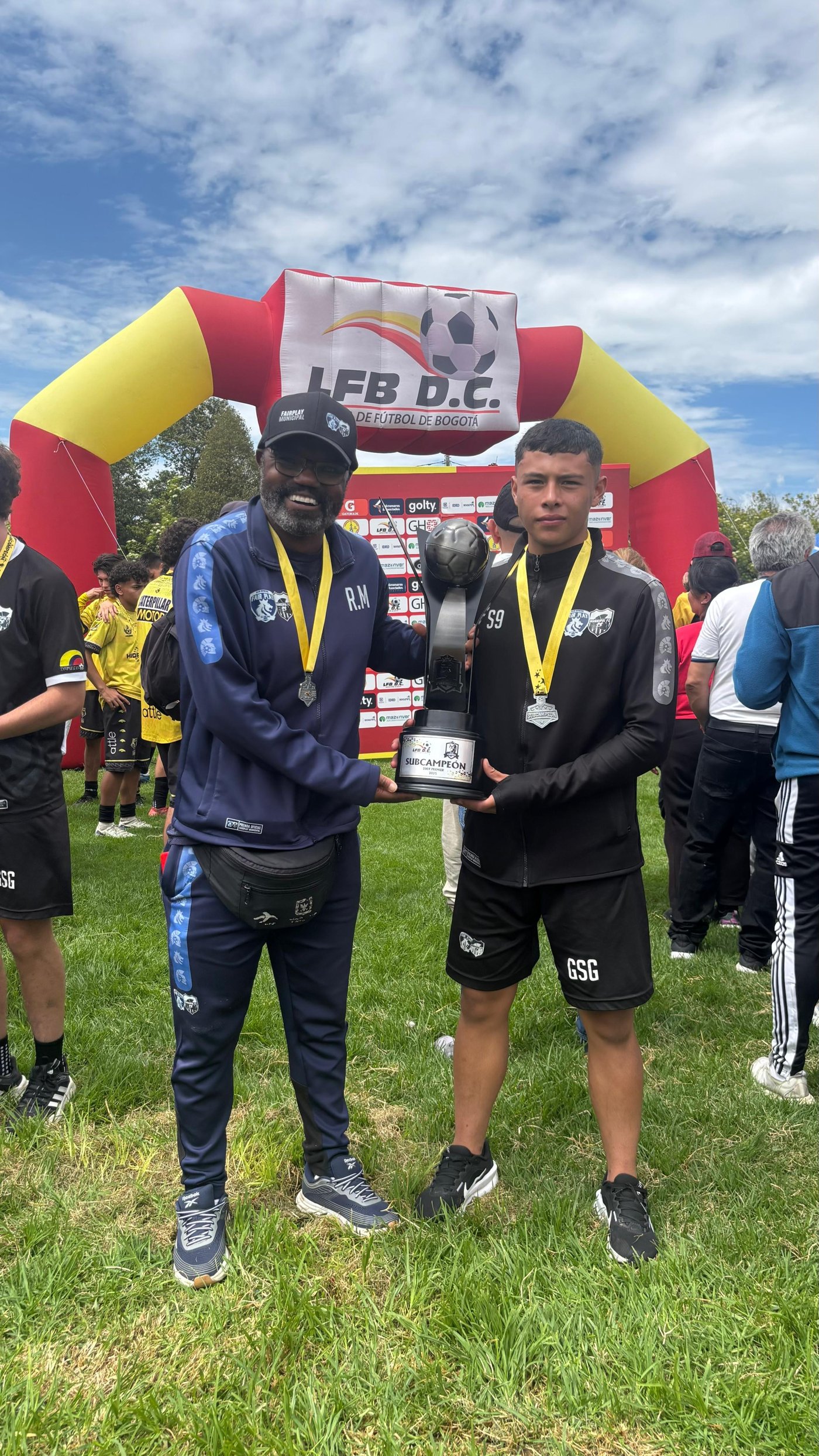Simón Sanabria en premiación con medalla y trofeo, Liga de Fútbol de Bogotá