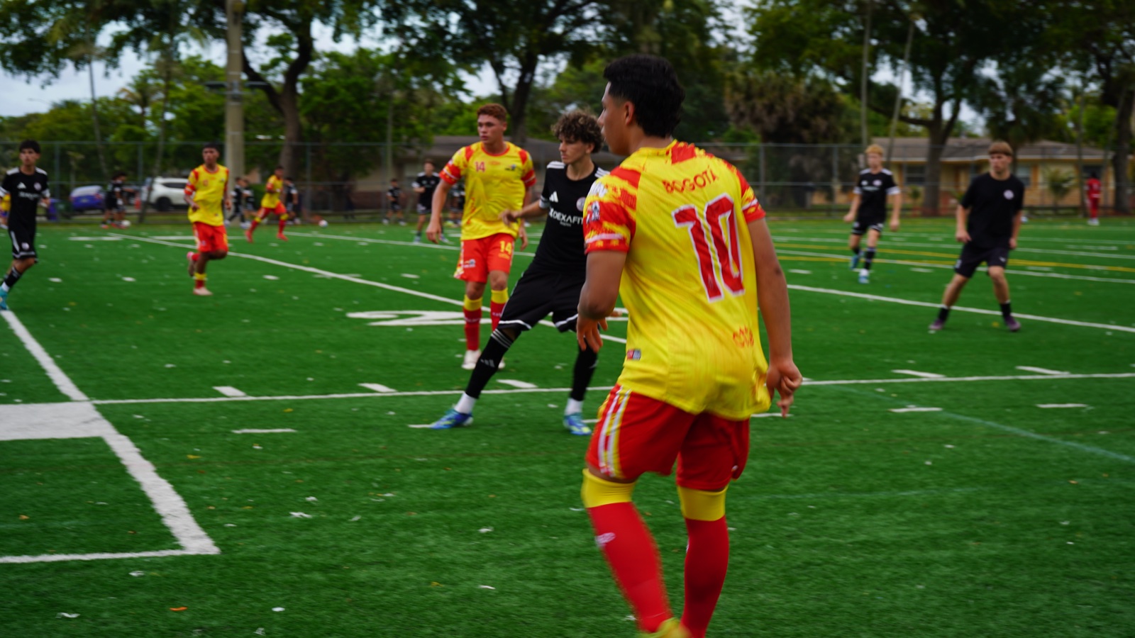 Simón Sanabria número 10 en partido