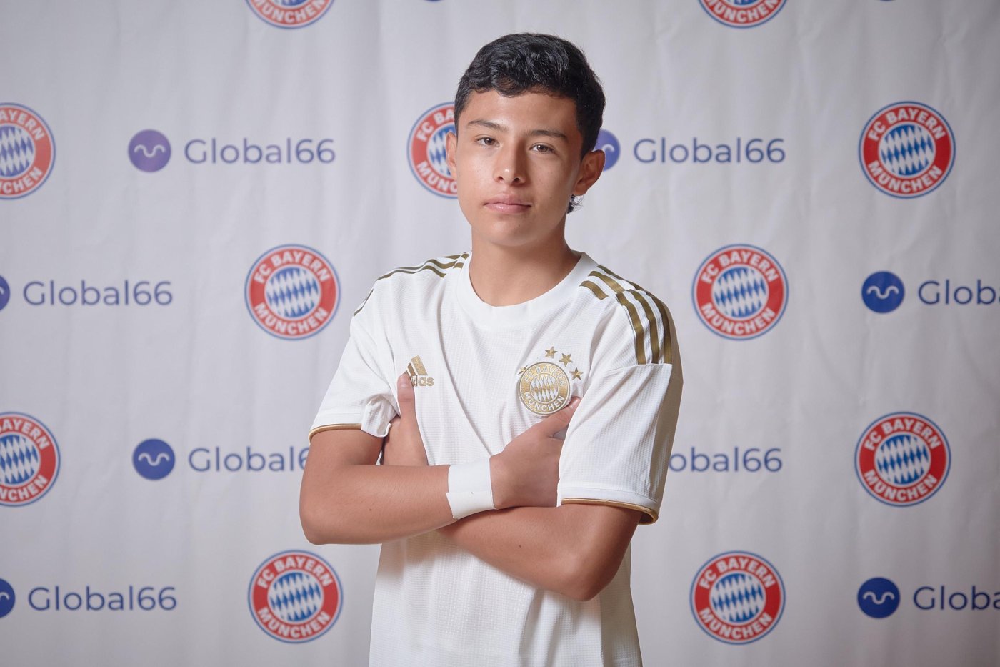 Retrato de Simón Sanabria en sesión con fondo del FC Bayern München